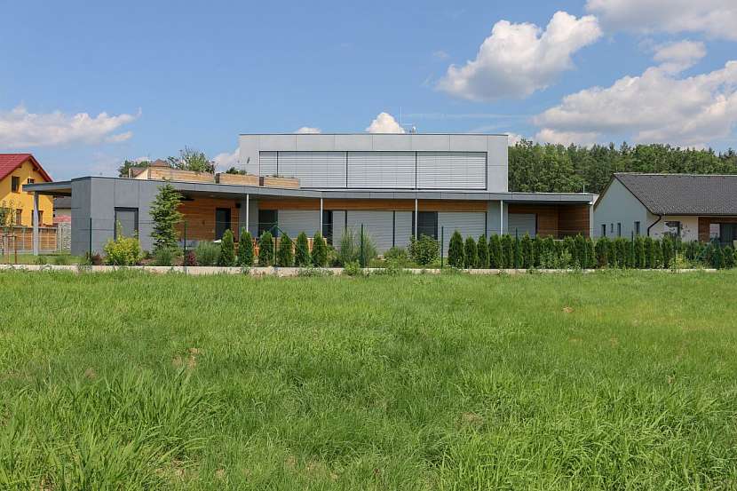 Všechny obytné místnosti domu jsou orientovány na jih, což umožňuje dokonalé prosvětlení a proslunění domu. Z jižních oken a zahrady jsou pěkné výhledy na pohoří Blanského lesa.