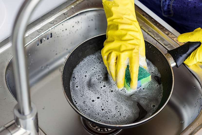 Umývání pánvičky v umyvadle s použitím saponátu