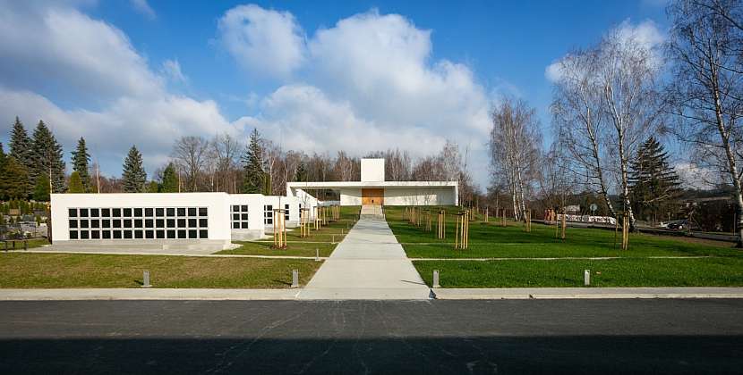 SMUTEČNÍ OBŘADNÍ SÍŇ VALAŠSKÉ MEZIŘÍČÍarchislužba.czAutoři: Ing. arch. Lukáš Pecka, Ph.D., Ing. arch. Ivana SmětákováFoto: Lukáš Němeček.