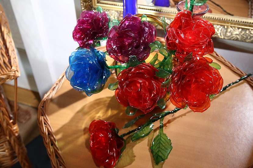 Růže z PET lahve vám nikdy neuvadne (Zdroj: Archiv FTV Prima, se svolením FTV Prima)