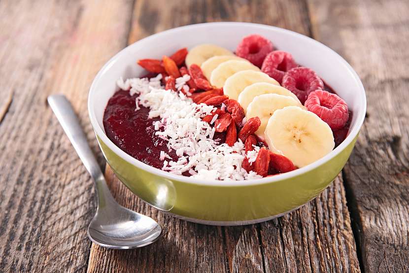 Smoothie bowl ozdobená goji je vynikající zdravou snídaní. Slazení obstará ovoce (Zdroj: Depositphotos (https://cz.depositphotos.com))