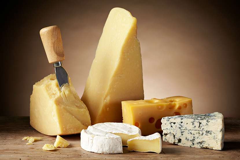 Není sýr jako sýr. Pojmenujete správně různé druhy sýru? (Zdroj: Depositphotos (https://cz.depositphotos.com))