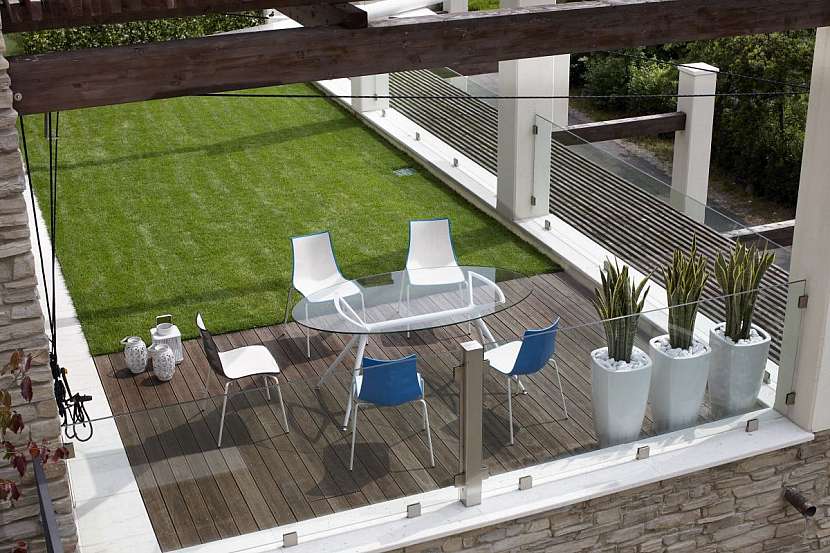 Stůl Metropolis s elegantní skleněnou deskou, sklo může být i zabarvené, židle Zebra Bicolore, Scab Design.