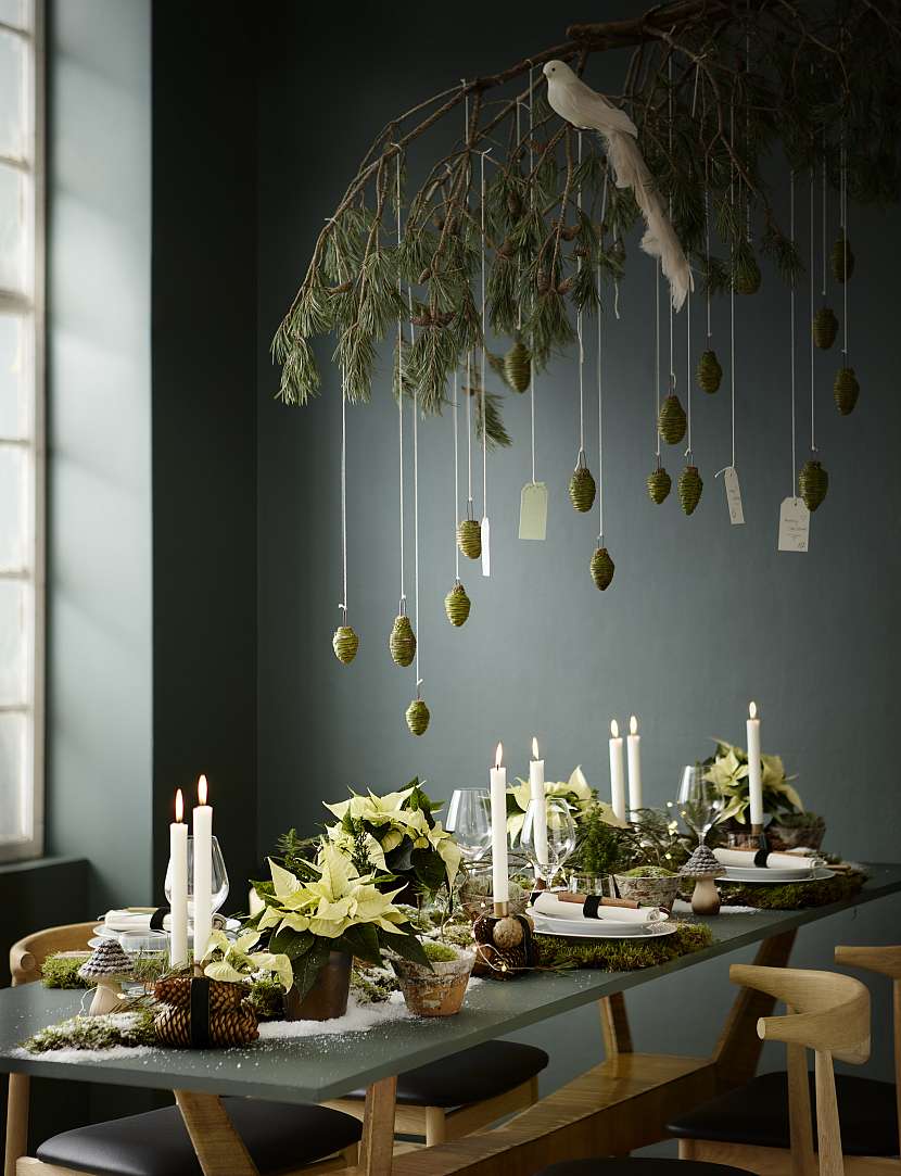 Díky kombinaci bílých a zelených prvků připomíná tento slavnostně prostřený stůl zimní les se třpytivým sněhem
