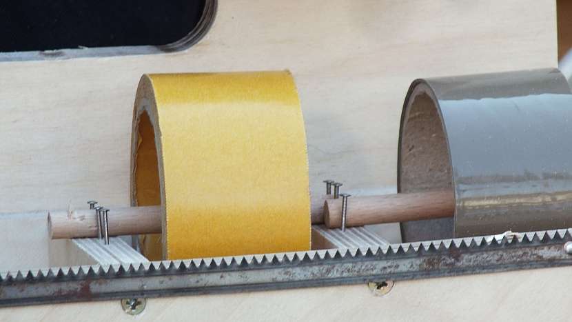 Stojánek na pásky a provázky: na přední hranu boxíku přišroubujeme plátek z pilky na dřevo