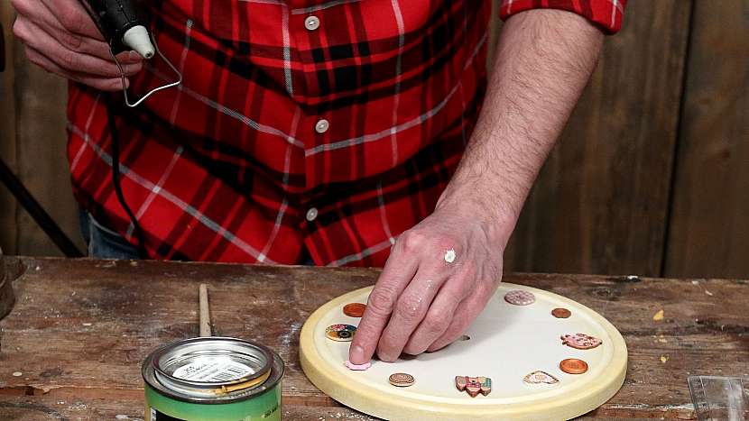 Hodiny z kuchyňského prkénka: nalepíme knoflíky jako ciferník