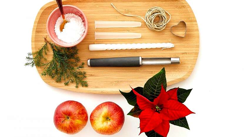 Co na vánoční svícen a vázu z jablek potřebujete