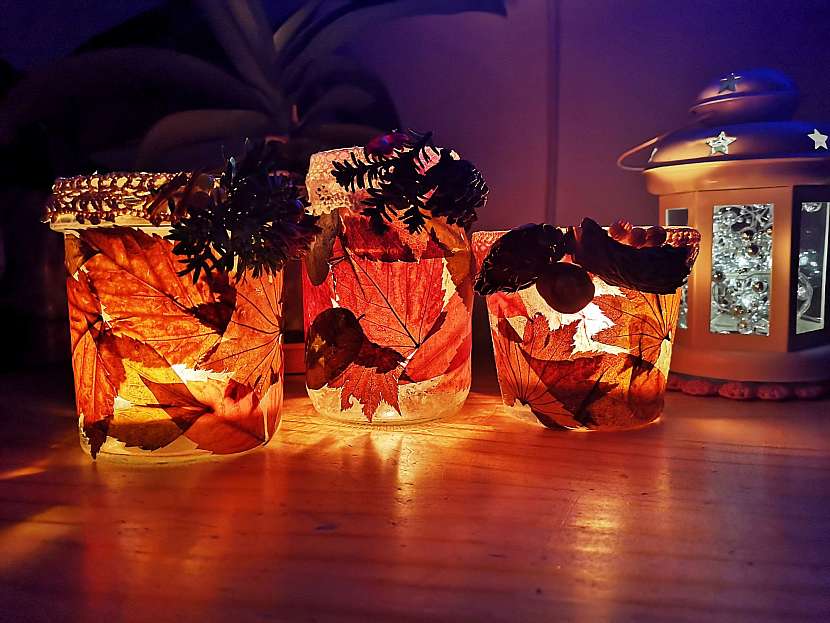 Podzimní svícen vyrobíme ze spadaného listí a obyčejné zavařovací sklenice (Zdroj: Pavlína Wagnerová Málková)