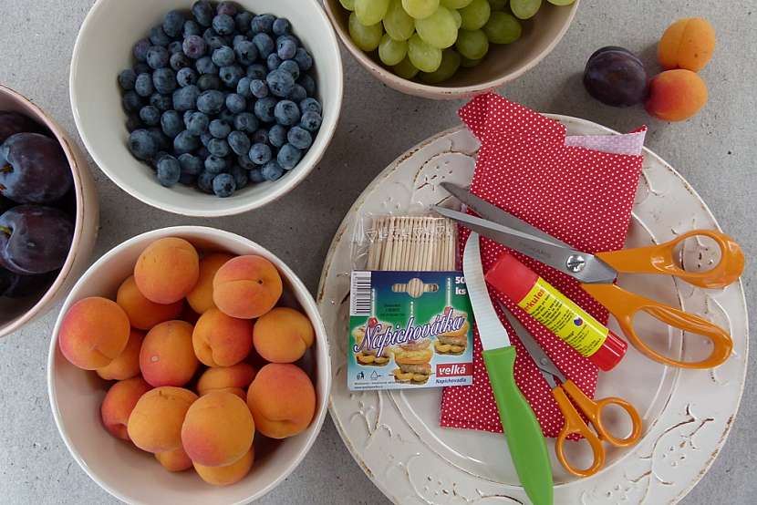 Ovocné loďky na letní prostřený stůl: V hlavní roli švestky, meruňky, hroznové víno i borůvky 2