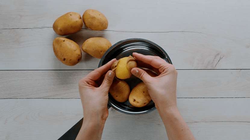 Trik, jak oloupat brambory vařené ve slupce