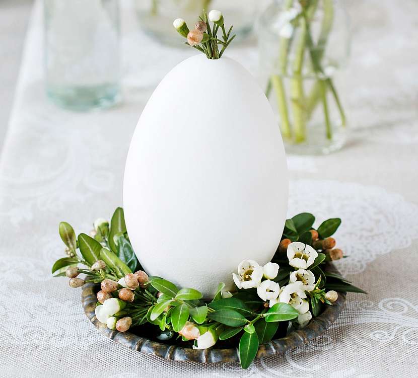 Velikonoční dekorace - hnízdo na vajíčko (Zdroj: Depositphotos.com)