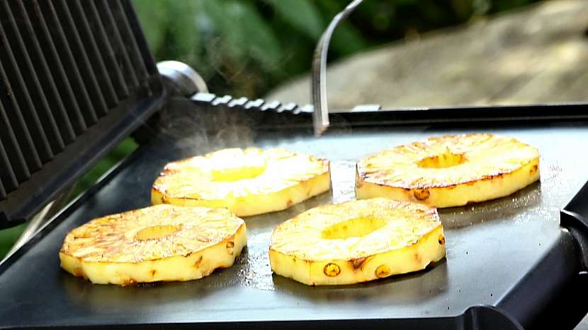 Ananas na grilu: marinovaná kolečka grilujeme