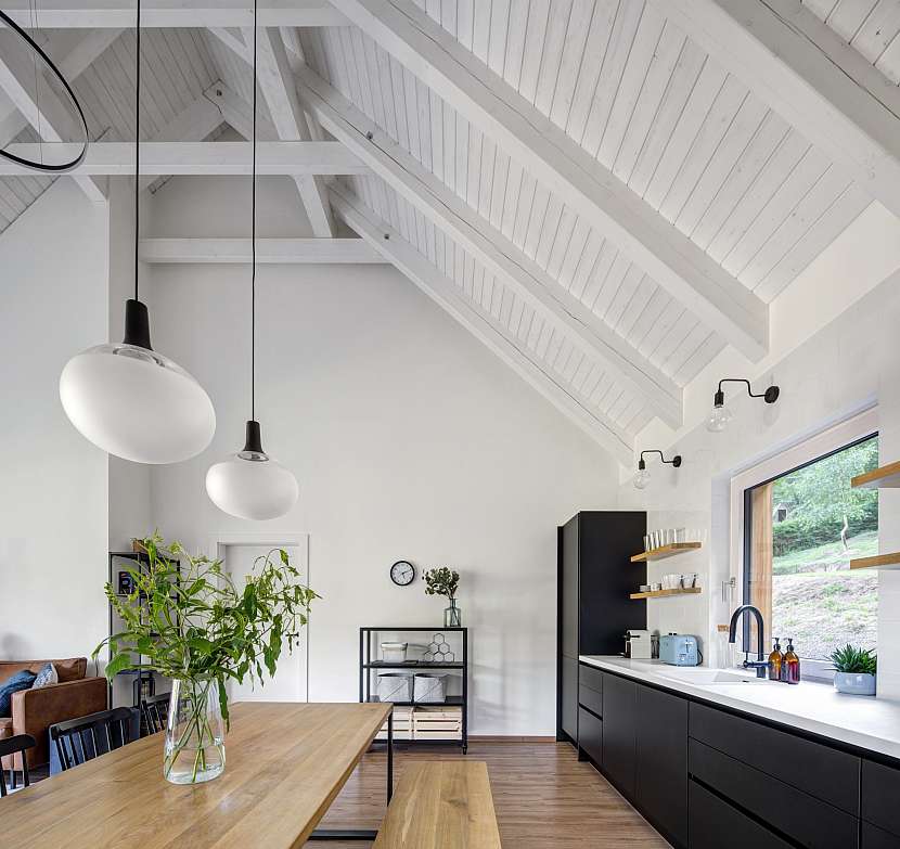 Dominantou je prostorný obývací pokoj propojený s kuchyní