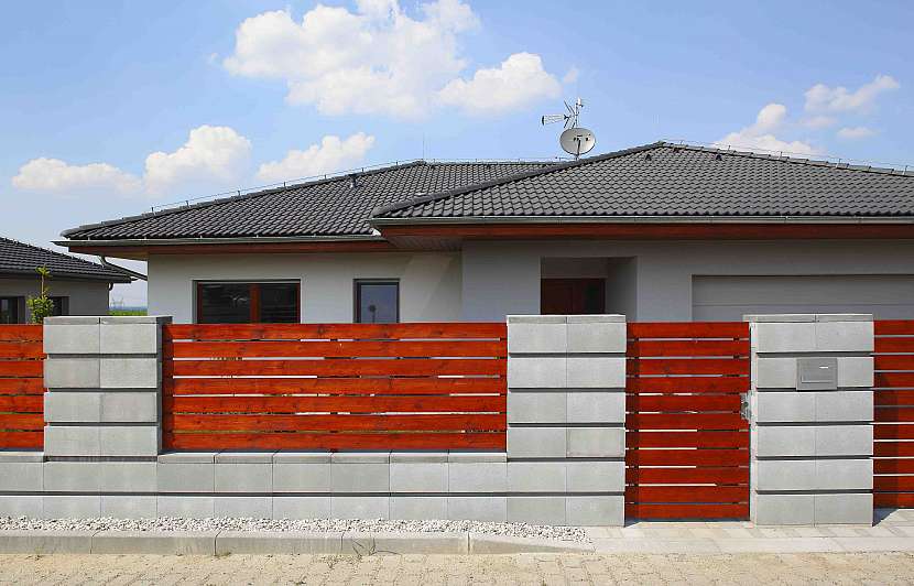Dům s kombinovaným plotem