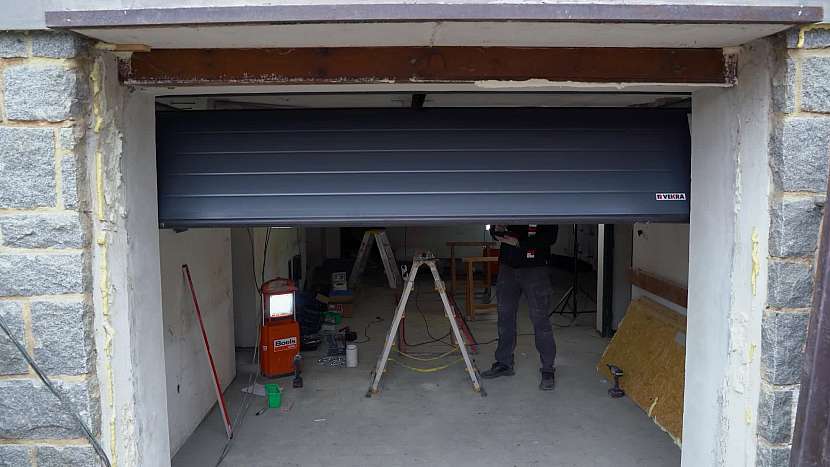 Ve 24. dílu Online stavebního deníku se pustíme do výmalby interiéru a montáže garážových vrat (Zdroj: Prima DOMA)