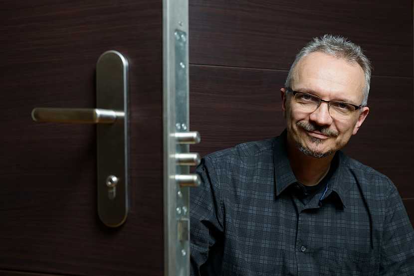 Odborník na zabezpečení Ivan Pavlíček ze společnosti NEXT radí, jaké dveře jsou vhodné do panelákových bytů.