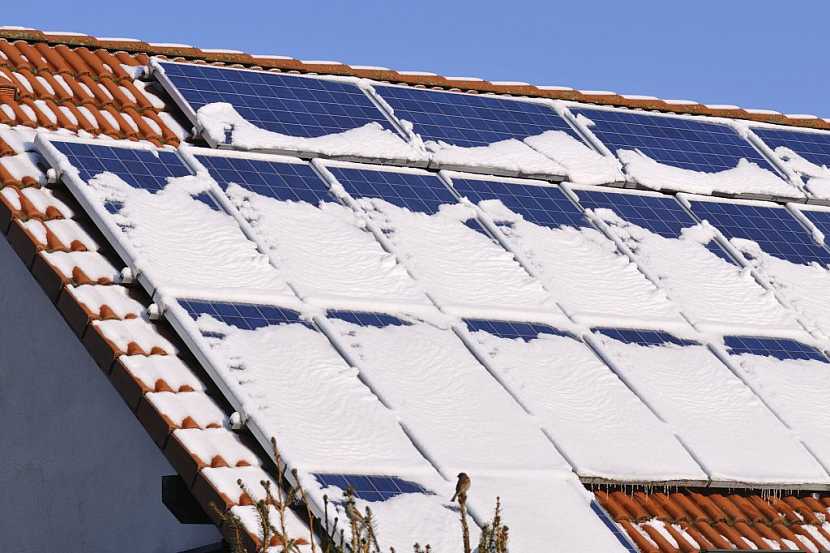 Solární panely si se sněhem většinou poradí samy