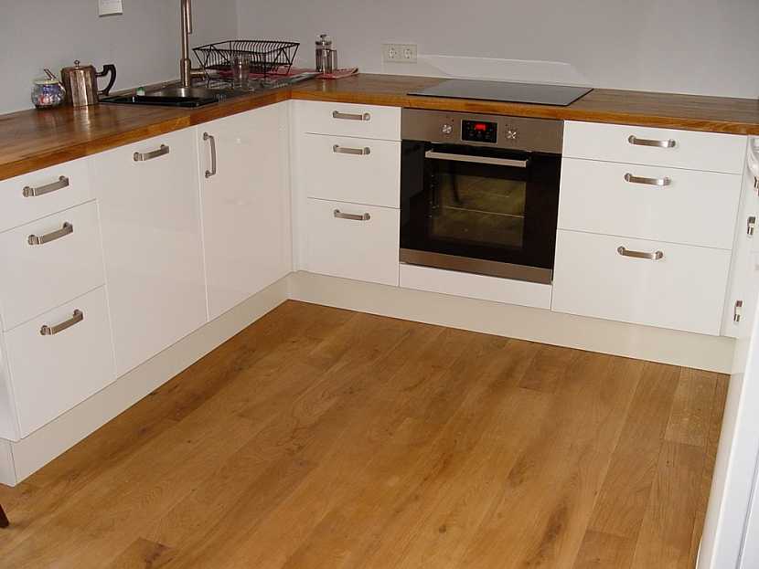 Obývací pokoj, kuchyně i jídelna jako stvořené pro masivní dubovou podlahu