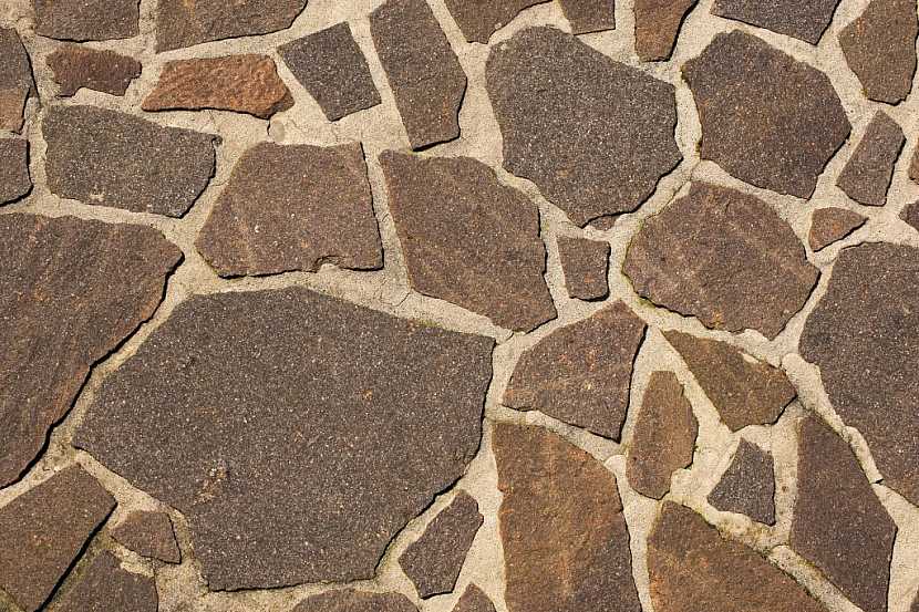 Jako podlahu do pergoly lze zvolit různé druhy kamene v různých tvarech. Velmi hezky vypadá, pokud jsou použity kameny v nepravidelných tvarech, pokládka je ovšem náročná