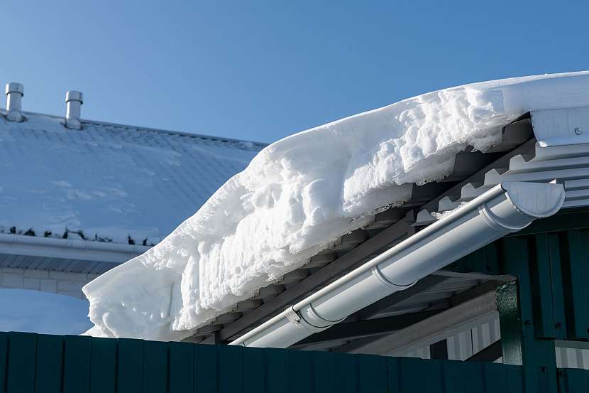 Vysoká vrstva sněhu na střeše může být nebezpečná