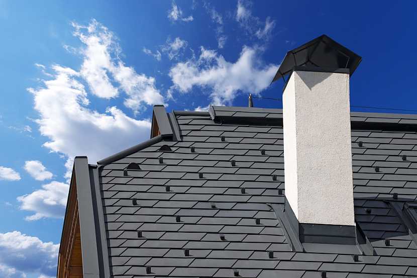 Střechu je nutné vybavit podstatnými doplňky, které prodlouží její životnost, usnadní údržbu a ochrání před nepříjemnostmi..