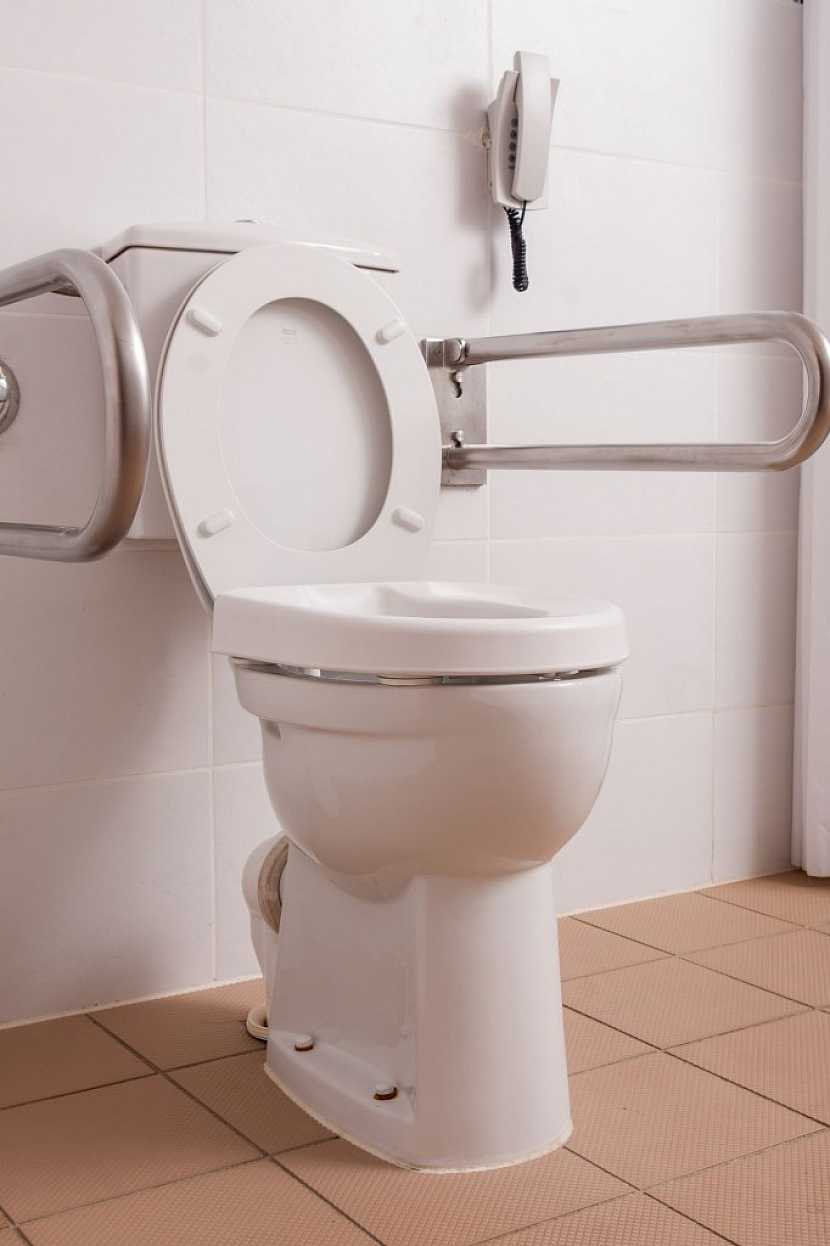 WC opatřené nastavitelným sedátkem a bezpečnostními madly