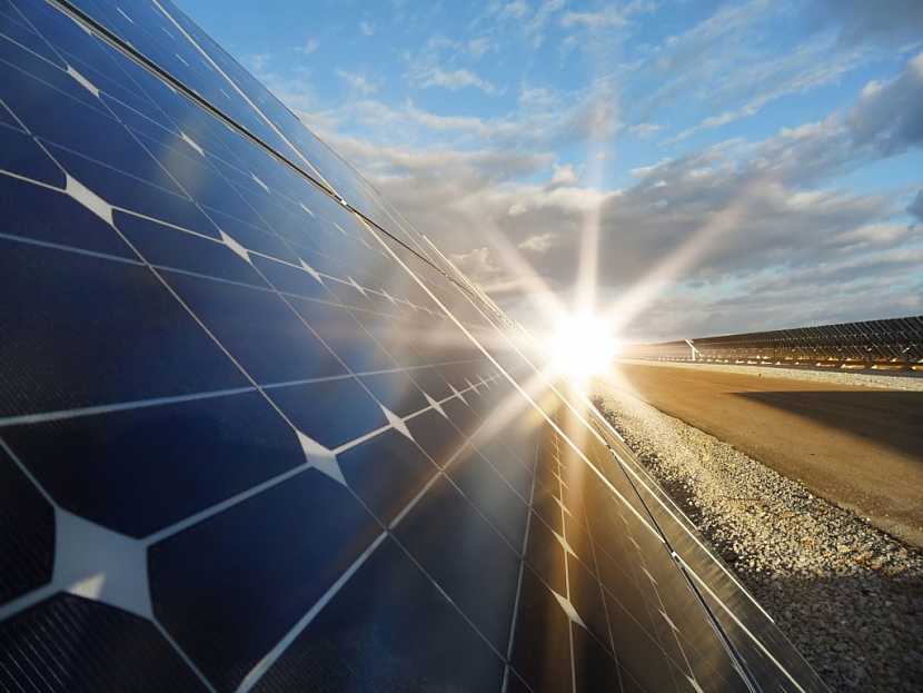 Sluneční energii je možné díky solárním panelům zachytit a využít pro ohřev vody