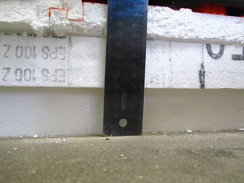 Desky EPS byly zcela chybně položeny přímo na nerovnosti vzniklé svařováním asfaltových pásů, vznikají dutiny šíře až 3 mm.