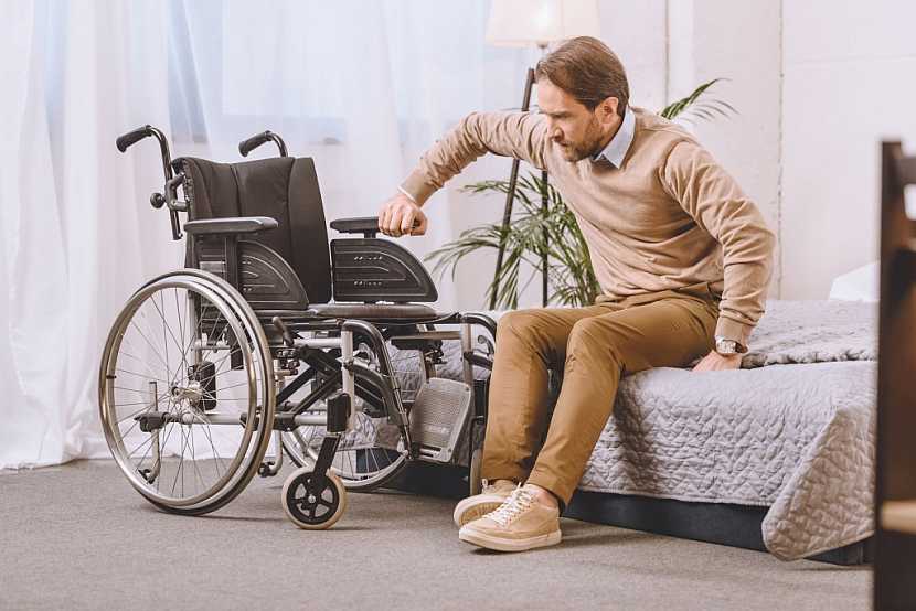 Pro invalidního člověka může být i obyčejné přesunutí z postele na vozík nepřekonatelnou překážkou