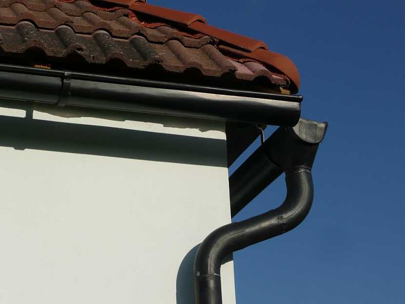 K příslušenství střechy patří i okapový systém, který slouží k rychlému odvedení velkého množství vody. Chcete vědět víc?