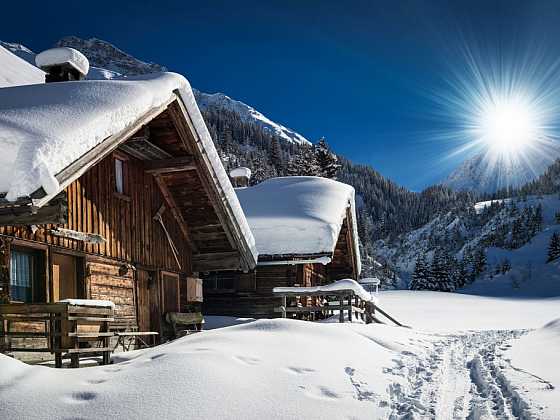 Nečekejte, až vám sníh začne padat na hlavu a ukliďte ho ze střechy včas (Zdroj: Depositphotos)