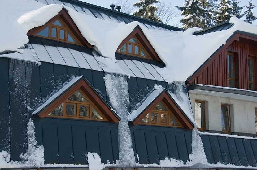 Bezpečná střecha: vybavte svůj dům zábranami proti sjíždění střechu ze střechy