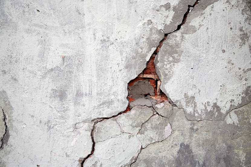 Volba materiálu pro opravu steny záleží na typu a rozsahu poškození