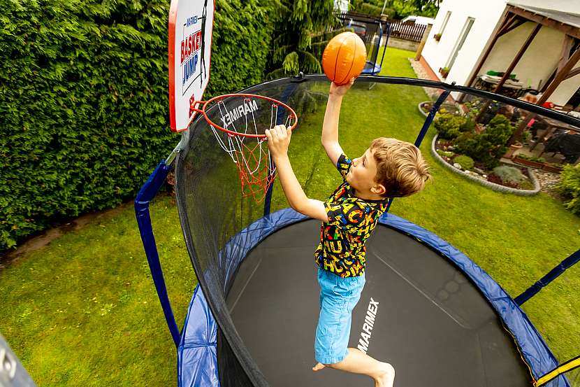 Chlapec s míčem na trampolíne