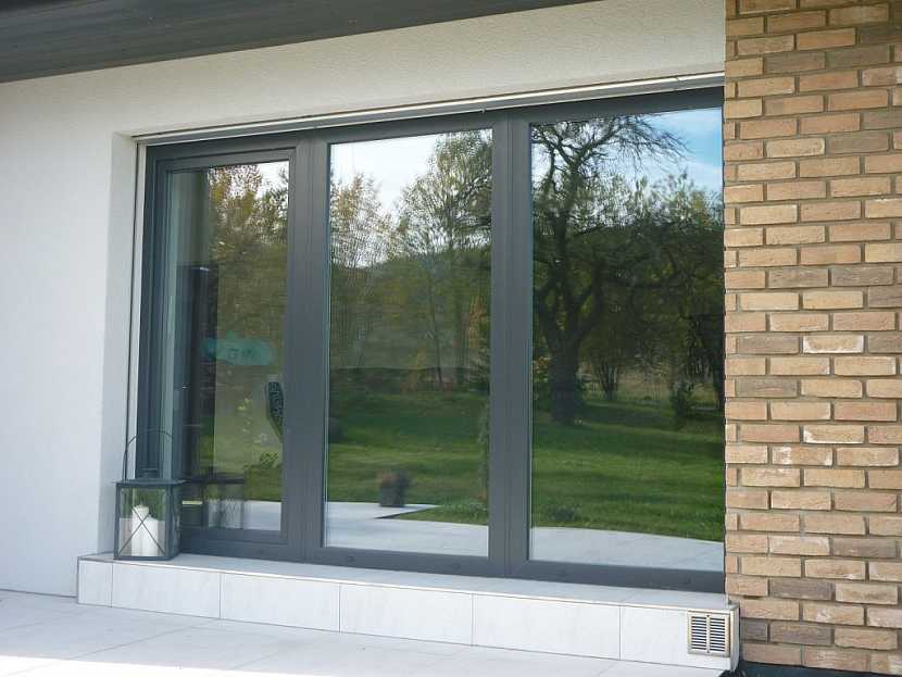 Plastová okna a balkónové dveře ve stále žádanějším šedém provedení (barva antracitová šeď)