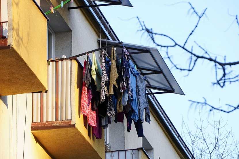Sušení prádla na balkoně