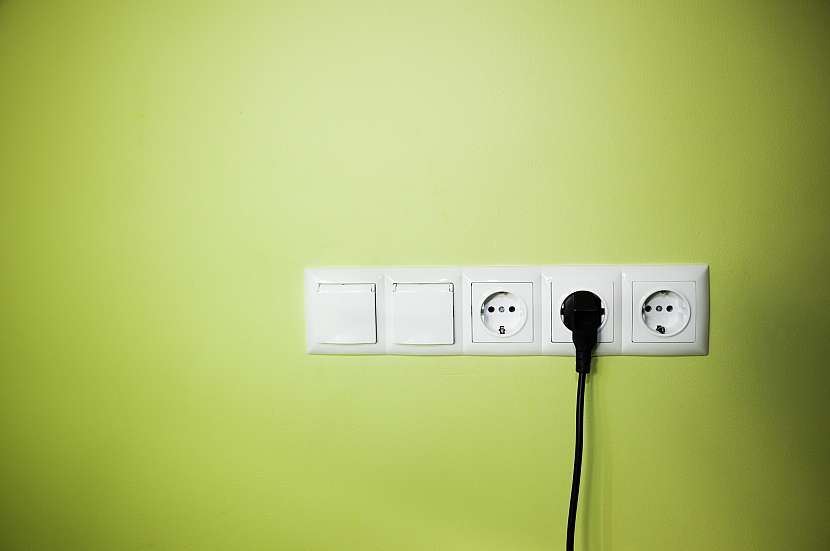 Jakýkoliv zásah do elektrických rozvodů je nebezpečný a je nutné u něj dbát zvýšené pozornosti 