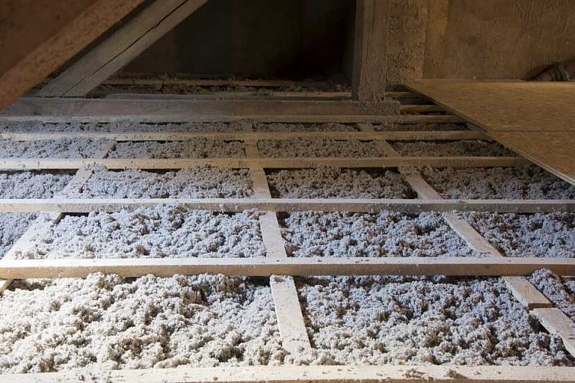 Se zateplenou střechou nebo podkrovím s přírodní celulózovou izolací Climatizer Plus je možná úspora až 35% na vytápění domácnosti.