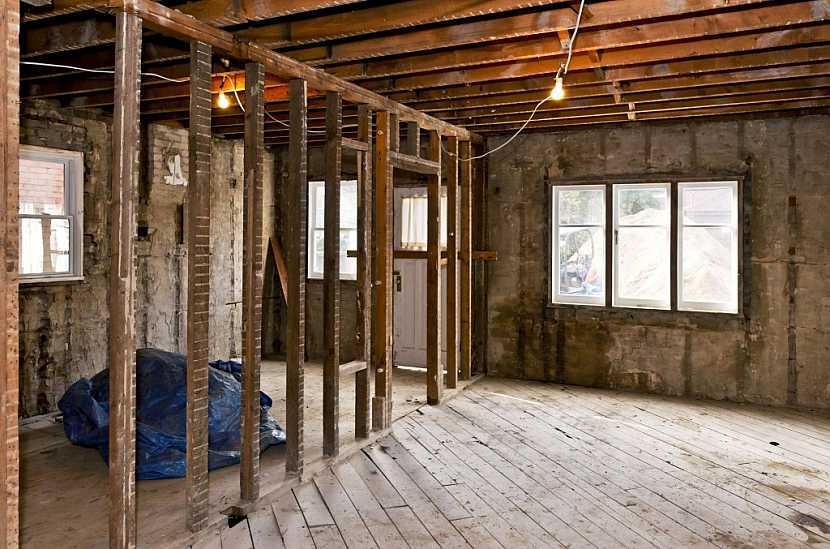 Staré byty často vyžadují nákladnou a dlouhodobou rekonstrukci