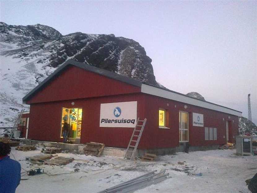 Společnost Lindab zastřešila systémem šikmých střech Lindab Roof 15 obytných kontejnerů FAGUS v grónské osadě Niaqornat. Mrkněte se na fotky v našem albu.
