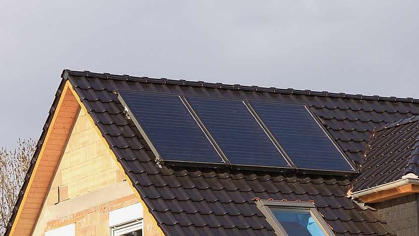 Kombinované kotle je možné propojit třeba se solárními panely