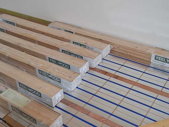 Pokládka masivní dřevěné podlahy na podlahové topení