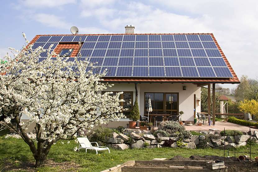 Dům s panely fotovoltaiky na střeše