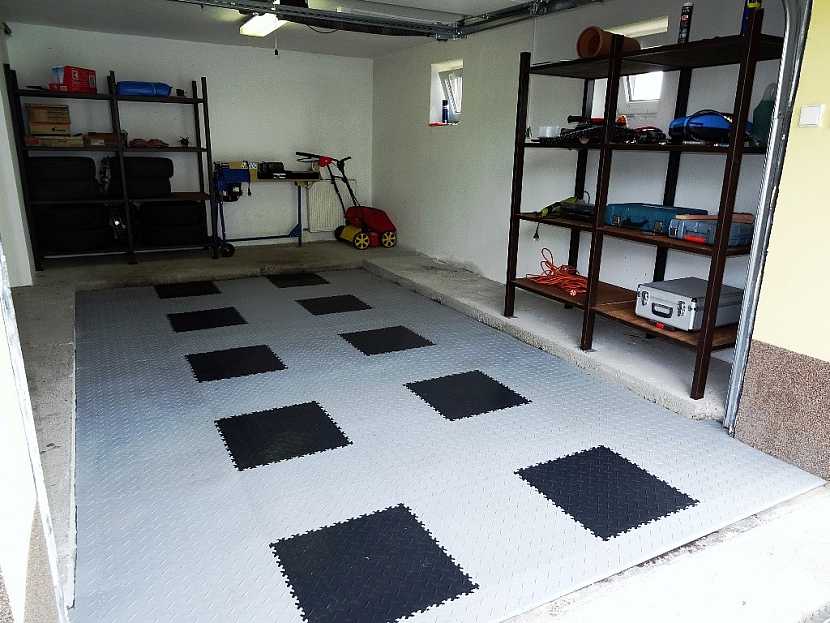 Podlaha v garáži by měla být praktická a odolná. Plastové dlaždice Fortelock jsou dobrou volbou a pokládku zvládnete sami!