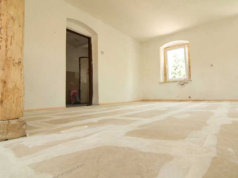 Přetmelená podlaha, na kterou lze dát koberec, dřevěná prkna, plovoucí podlahu atd…