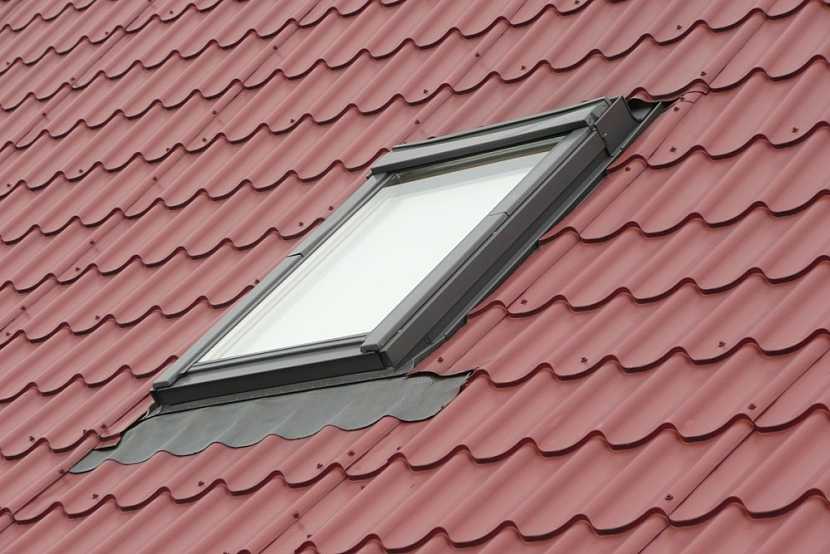 V podkroví totiž často nevystačíte s vikýři, ale musíte instalovat střešní okna. Co byste měli vědět, než se do nich pustíte?