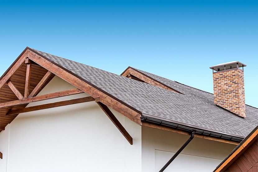 Střechu je nutné pravidelně a poctivě kontrolovat a revidovat, aby se včas odhalila poškození, která mohou poškozovat konstrukce domu.