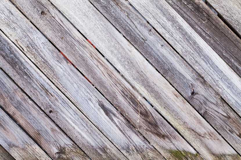Podlahu v pergole vytvořenou z dřevěných prken bude třeba pravidelně ošetřovat nátěry či napouštět olejem, jinak ztratí svou původní barvu a zšedne