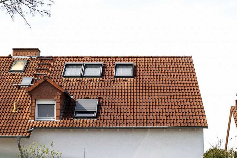 Plastová střešní okna jsou nedílnou součástí mnoha střech a umožňují prostor pod nimi beze zbytku využívat k bydlení či práci.