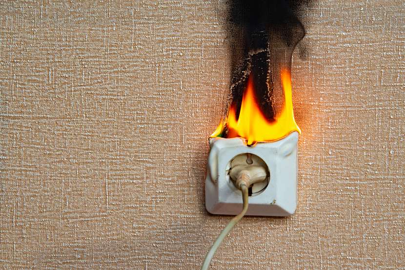 Když hliníkovými rozvody teče proud, drát se zahřívá, což následně vede k možnosti „vyhoření“ zásuvky nebo vypínače